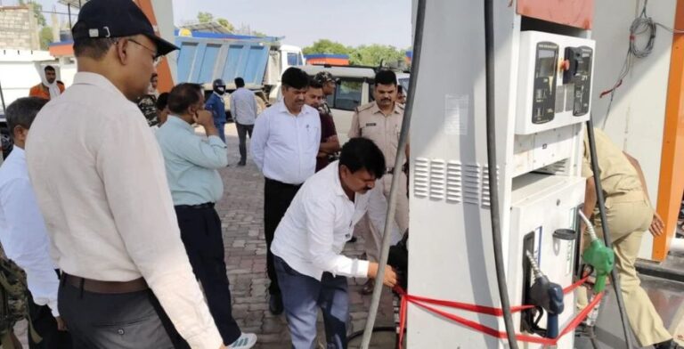 Garhwa News अवैध वसूली के आरोप में शिवनंदन फ्यूल पेट्रोल पंप सील