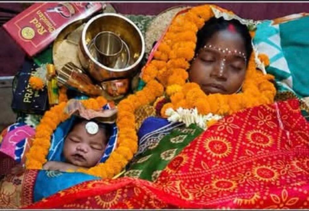 मोबाइल की रोशनी में प्रसव की कोशिश, माँ और नवजात की मौत से आक्रोश