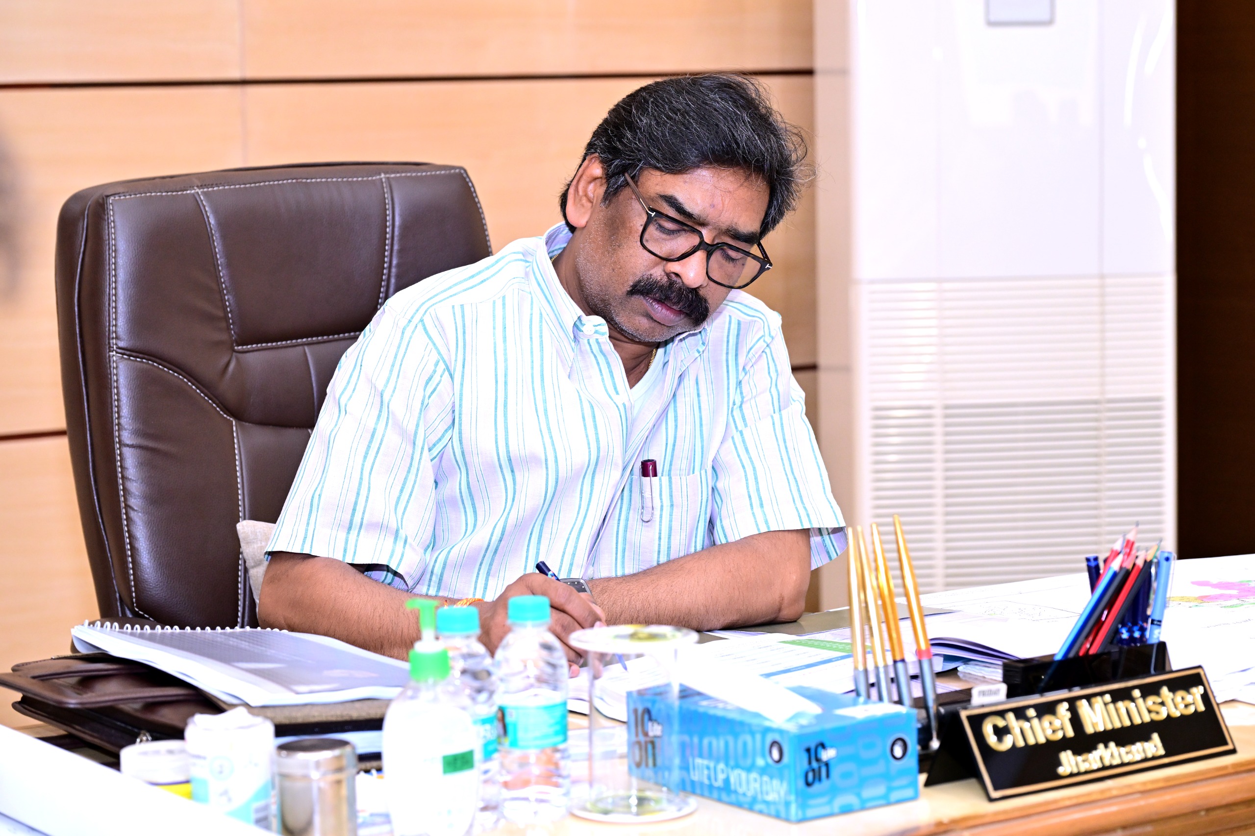 मुख्यमंत्री हेमन्त सोरेन ने 300 बालू घाटों को जल्द संचालित करने, अवैध खनन पर सख्ती, गोल्ड माइनिंग बढ़ाने के निर्देश दिए।